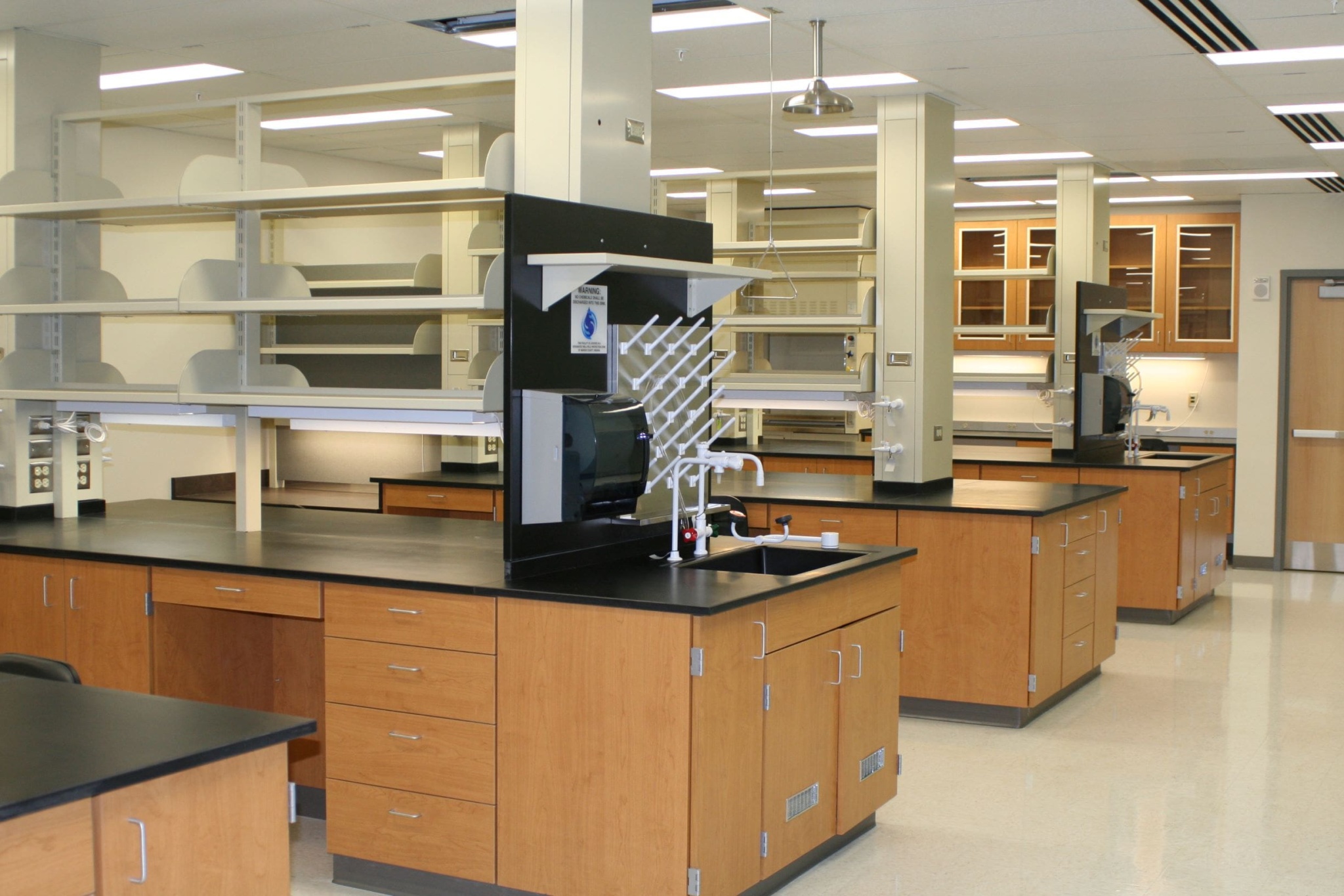 How To Pick The Right Lab Benches: DECO Guide to Laboratory ...